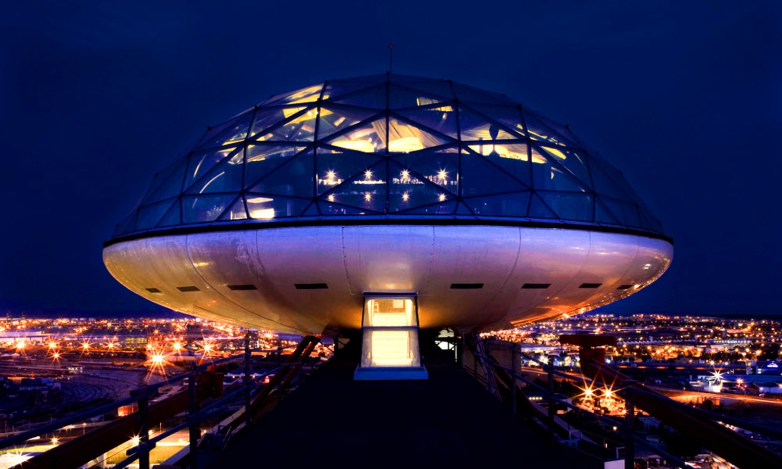 Cocktail club with 360º views image 3
